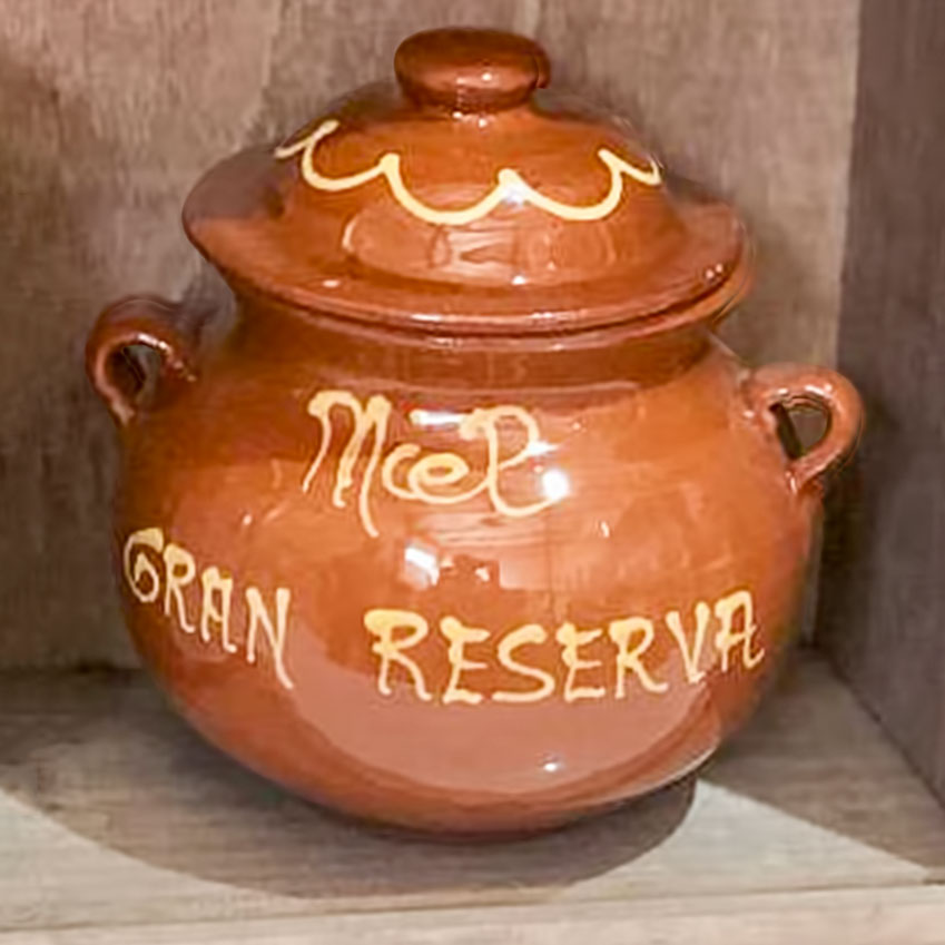 Mortero Miel elaborado en cerámica.