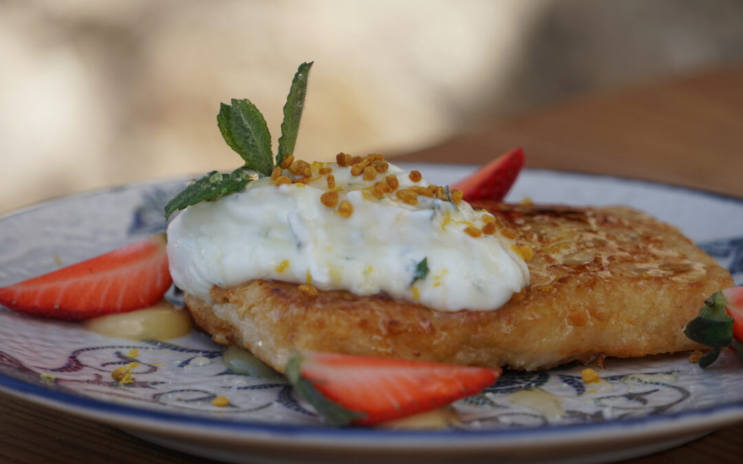 TORRIJAS RELLENAS DE CREMA DE LIMÓN Y MIEL DE FLORES GRAN RESERVA CON YOGURT ESPECIADO