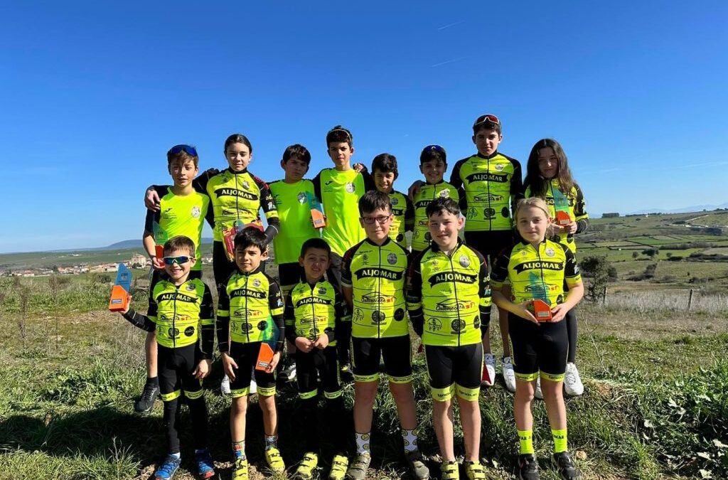 Un año más patrocimanos a la escuela de ciclismo Moisés Dueñas