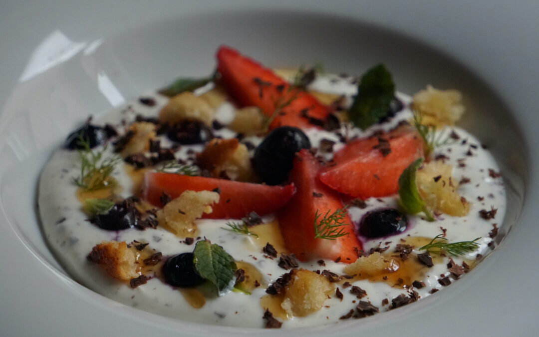 Stracciatella casera con Miel de Montaña Gran Reserva y frutos rojos